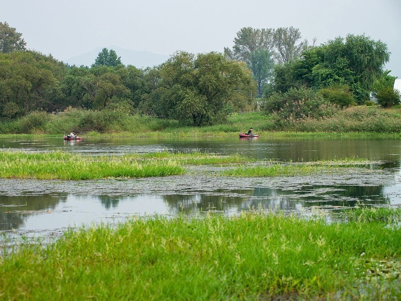 Agua tranquila del lago bajo las colinas bajas